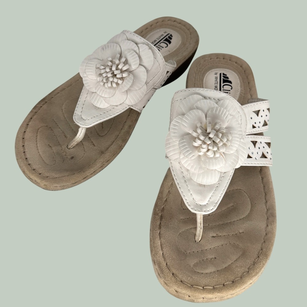 Cliffs By White Mountain Cynthia Women 9.5 Low Wedge Thong Sandals Flower White